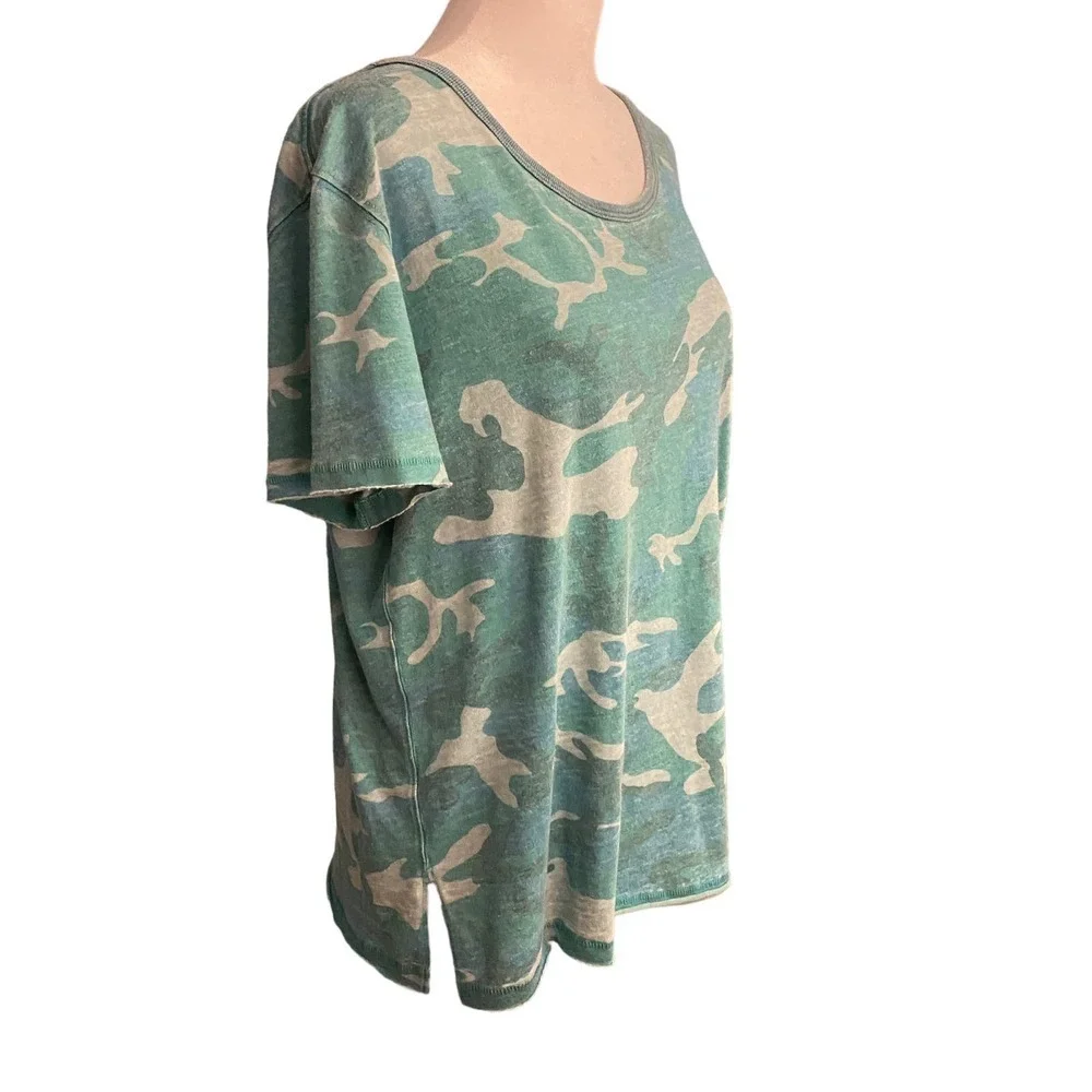 Free People Women Faded Camo Raw Hem Relaxed Crew Neck T-Shirt Green Khaki Small